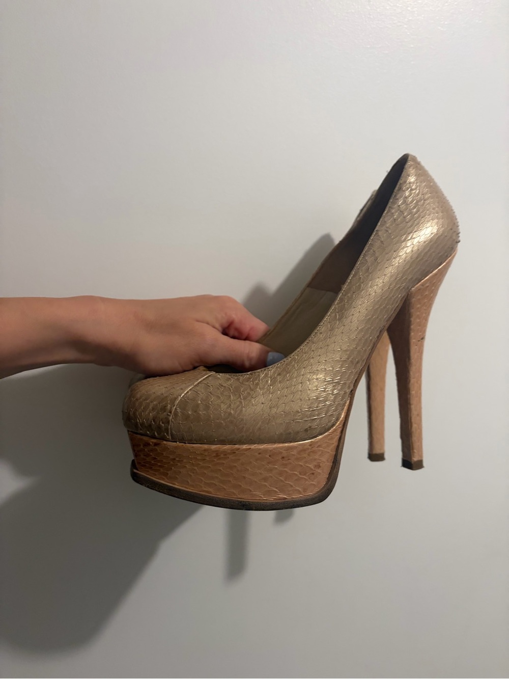 Fendi Gold-Tone Textured Platform Pumps

Authentic